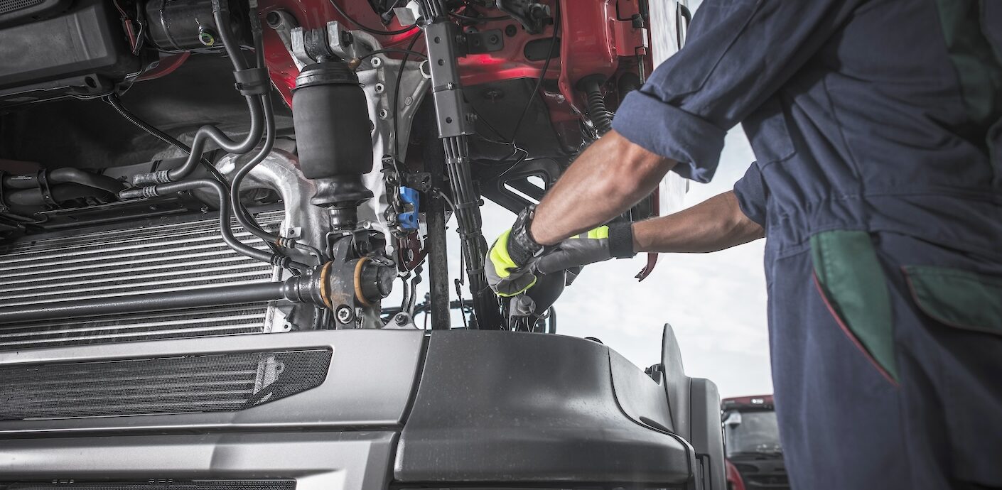 https://truckhousepa.com/wp-content/uploads/2021/06/repairing-broken-semi-truck-2022-12-16-11-50-55-utc-1410x690.jpg
